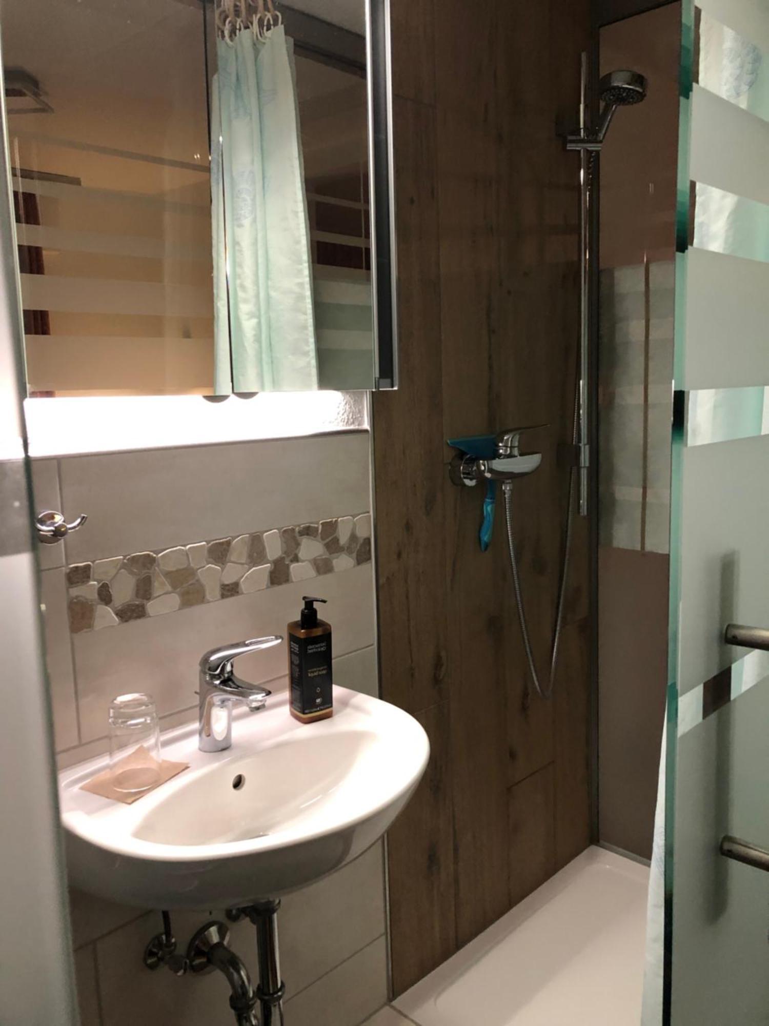 Aussichtszimmer Mit Modernem Glasbad Und Balkon Coblenza Exterior foto